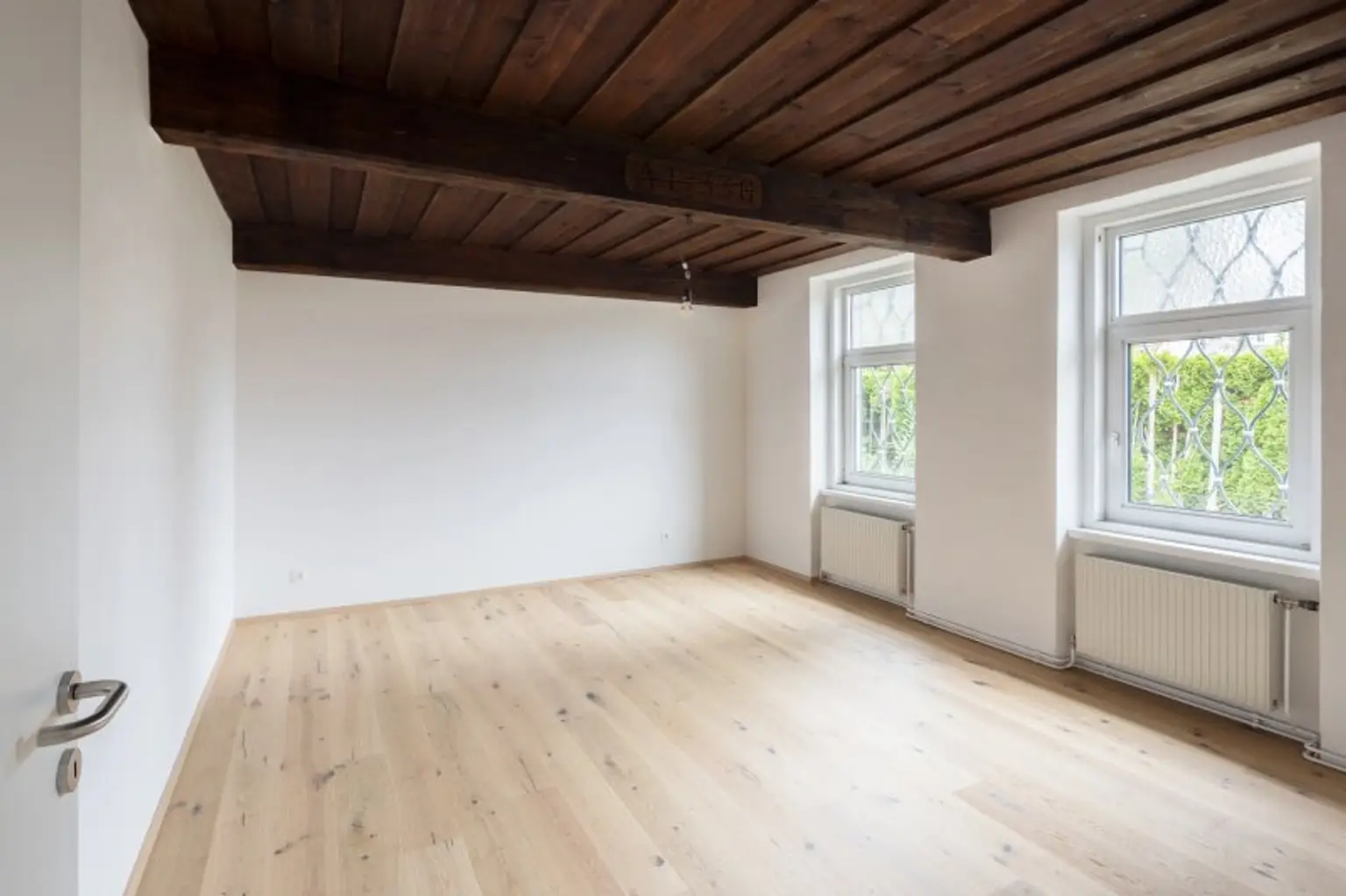 Große Stube mit alter Holzdecke