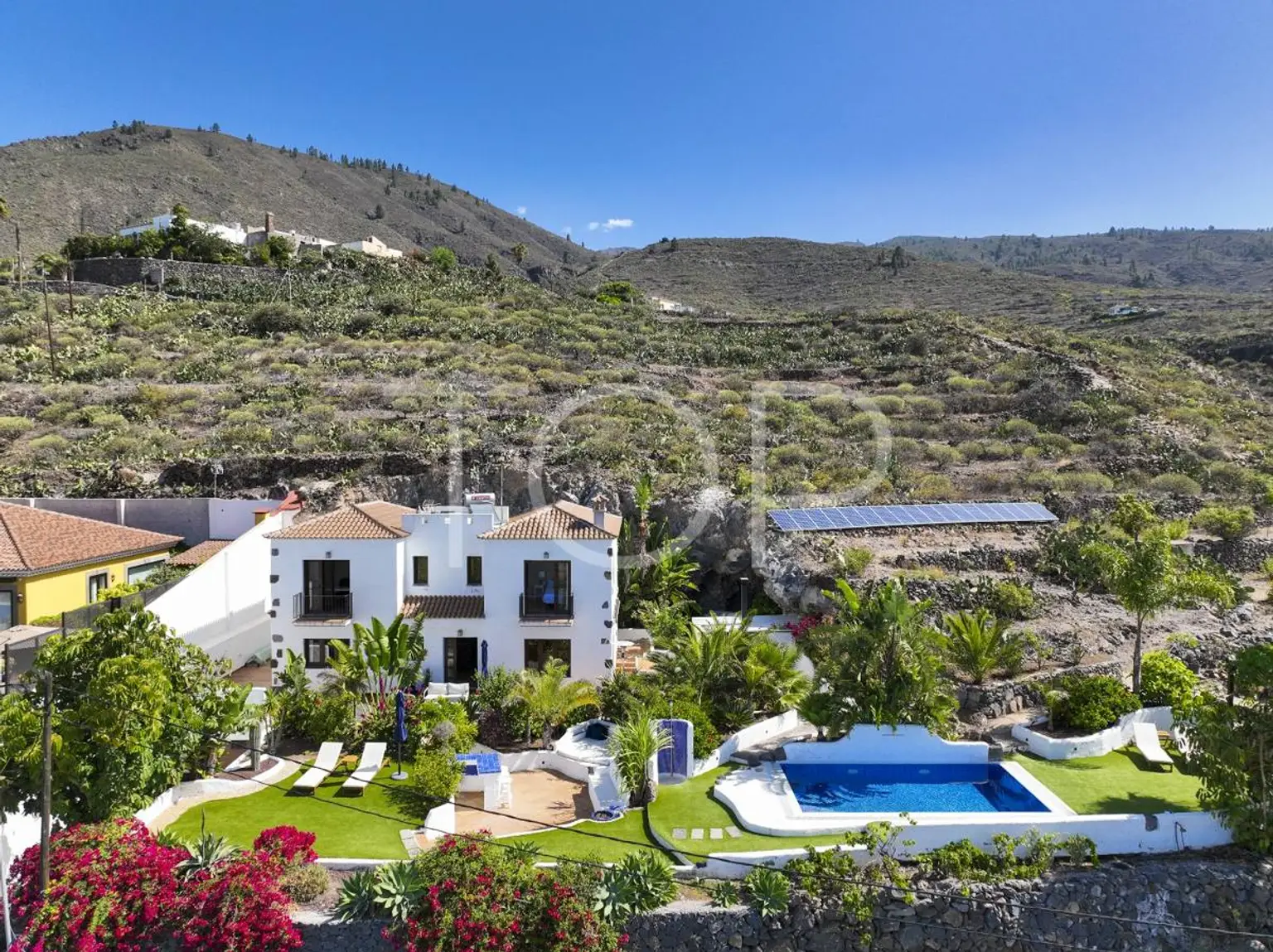 Impresionante villa con piscina climatizada, amplia parcela y vistas al océano en Tejina de Isora