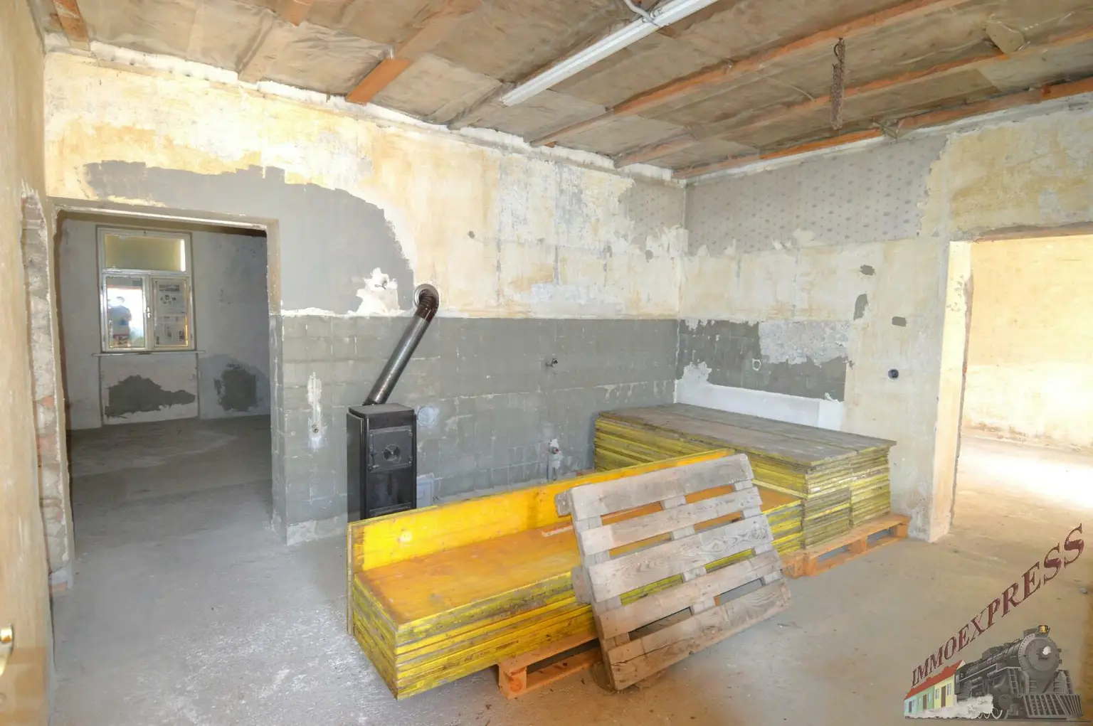 Entkerntes Einfamilienhaus mit großem Innenhof und hochwertig saniertem Stadl - zentrale Ruhelage