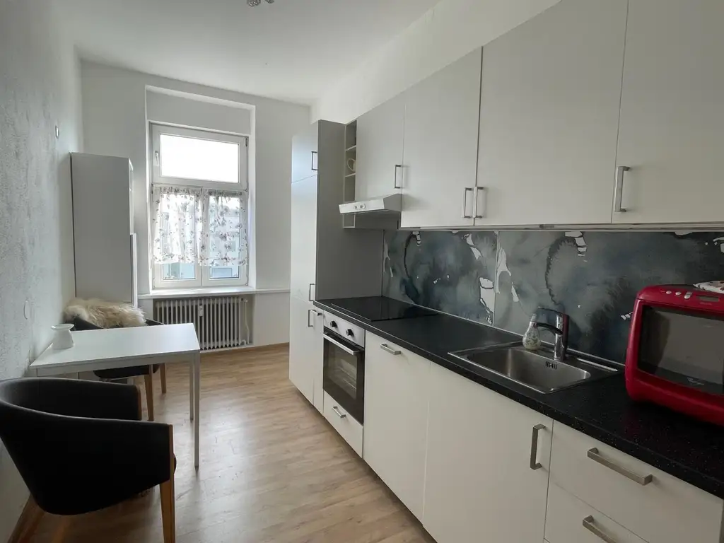 Wohnung mit Balkon und Abstellplatz, an der Hauptstrasse, 2 Zimmer + Küche