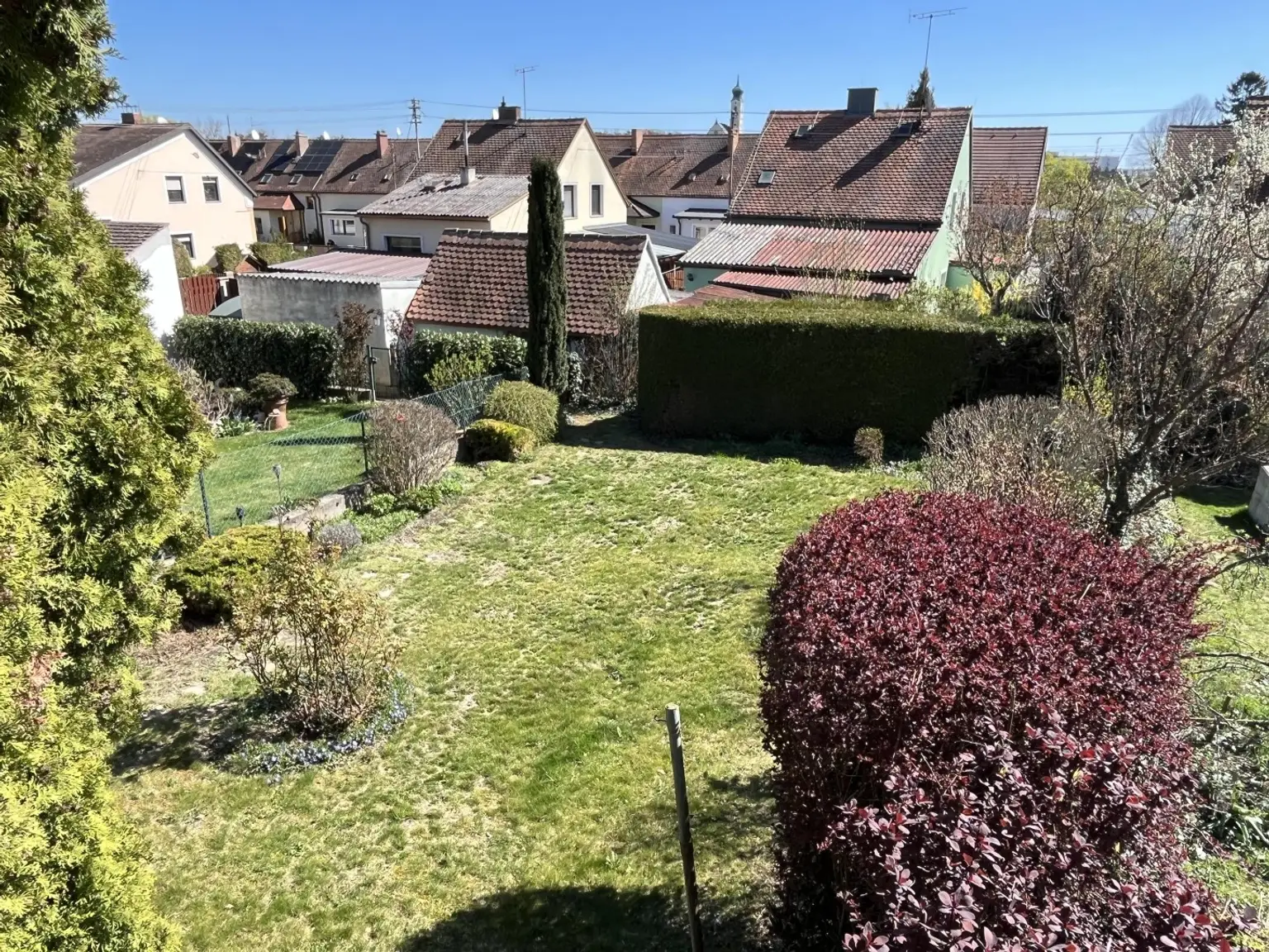 Blick von der Terrasse in den Garten