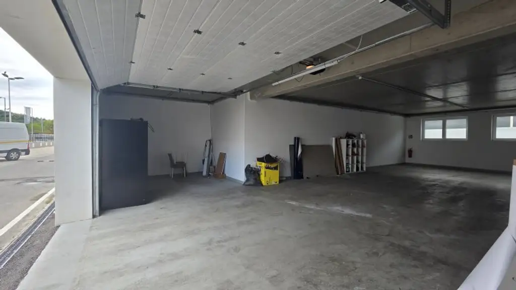 Gewerbehalle * automatisches Rolltor * 2 KFZ Abstellplätze*