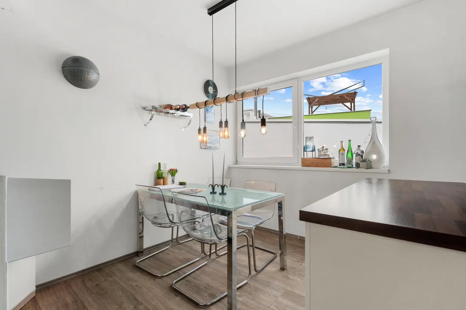 "Traumhafte Dachterrassen-Maisonette mit Fernblick & Badeteichzugang"