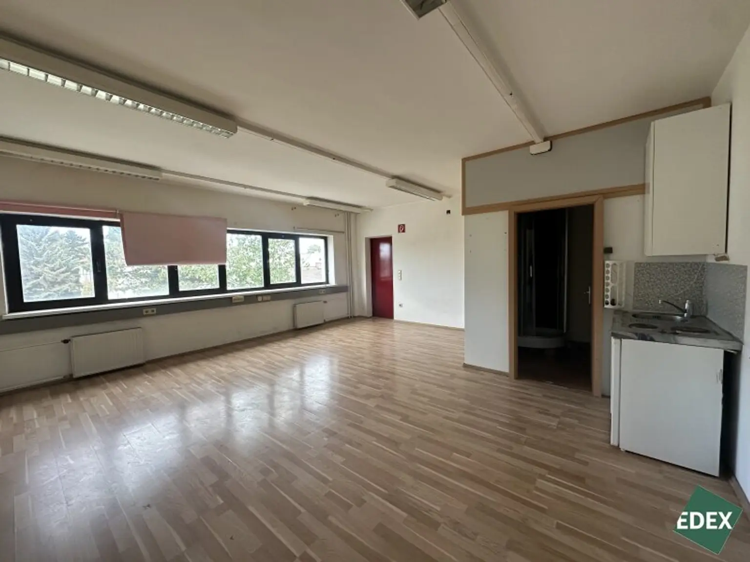 Großzügige Lagerhalle samt Büro