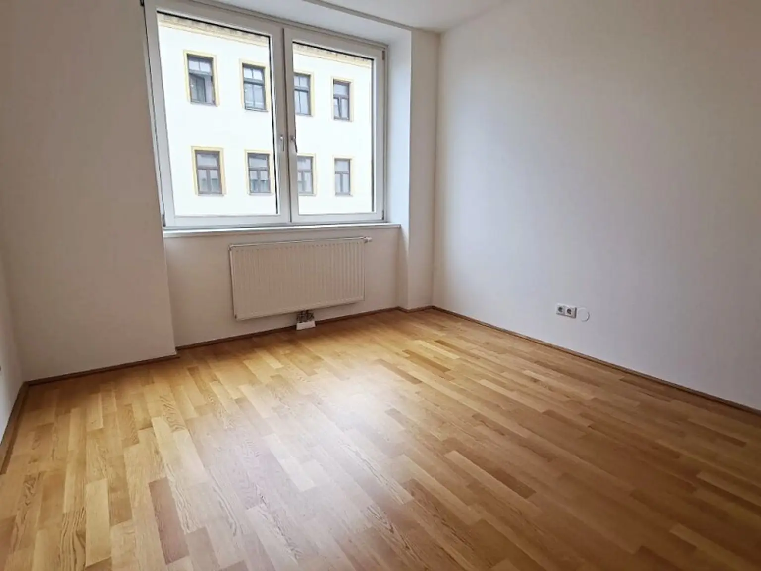 U1-NÄHE, gepflegte 68 m2 Neubau inkl. 4 m2 Loggia, 2 Zimmer, Wannenbad, Parketten, 2. Liftstock, Humboldtgasse