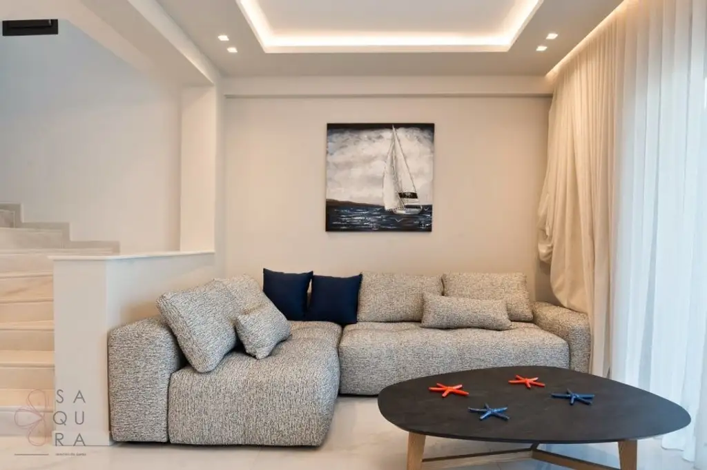 Exklusive Neubau-Maisonette in Polihrono – Drei Etagen moderner Luxus am Meer