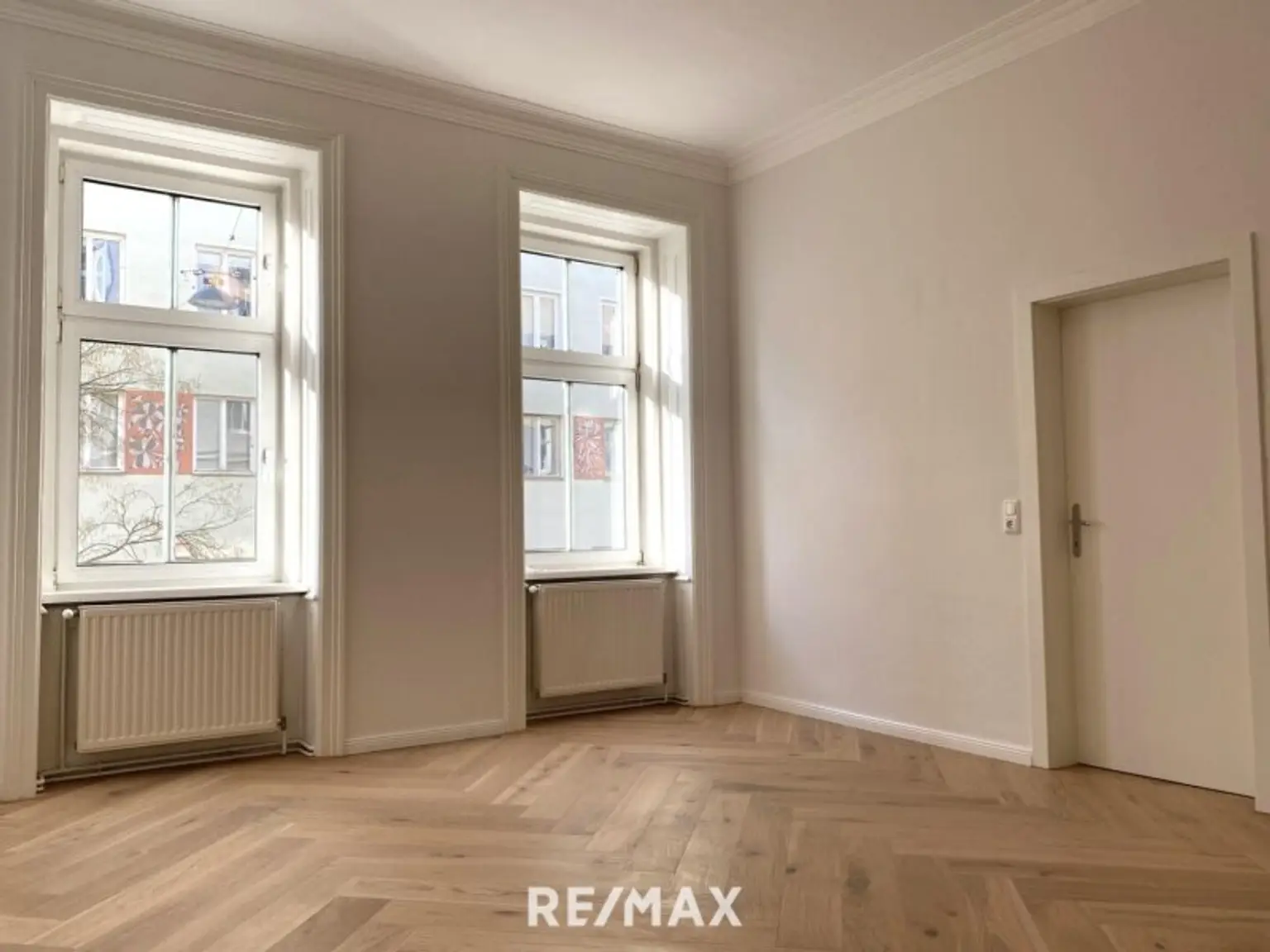 Erstbezug nach Sanierung - Altbau-Flair in AKH/U6-Nähe!