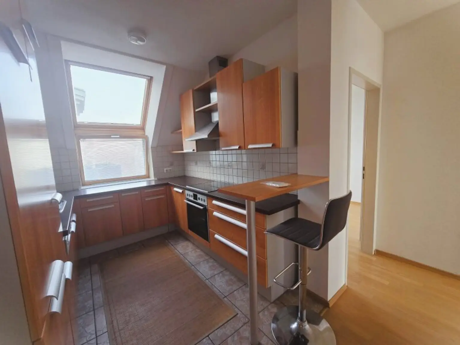 + Traumhafte Fernblickdachterrassenwohnung 80m² +  Dachterrasse 5,62 m² + Klimaanlage, moderne Dan-Küche + 4 lichtdurchflutete Zimmer +  €199.000,-  + Tiefgaragenplatz +