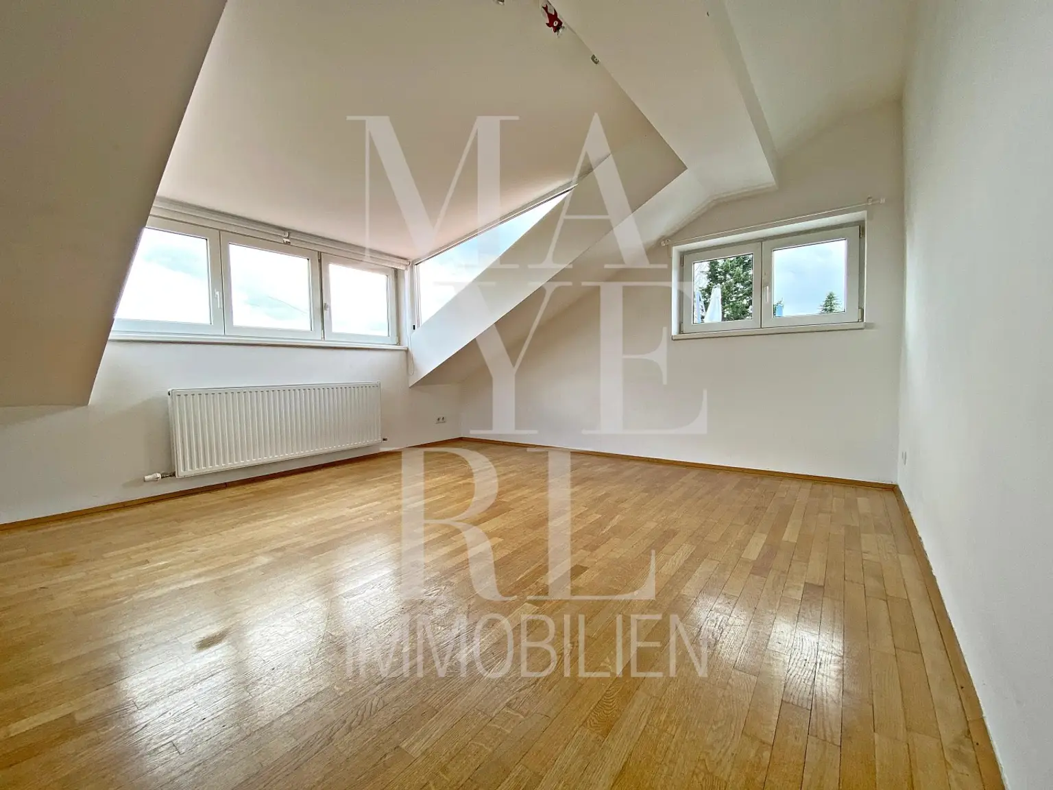 SCHÖNES EINFAMILIENHAUS MIT POOL, TOLLER BLICK, GARAGE & GARTEN