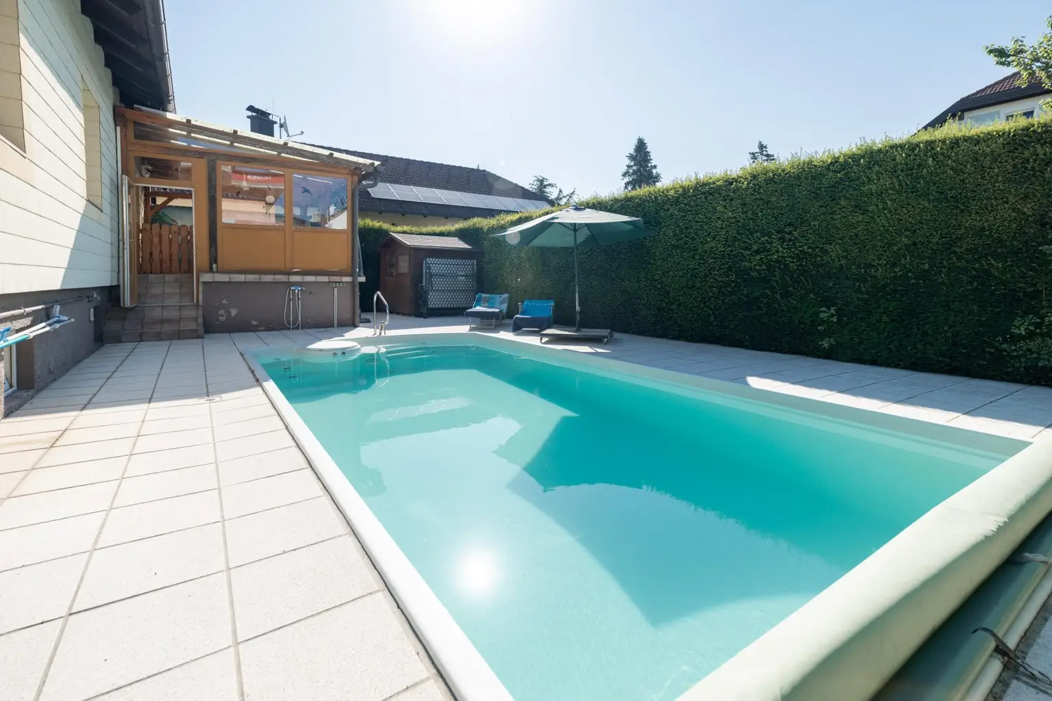Ihr neues Zuhause: Haus mit Pool, Wintergarten & Komfort