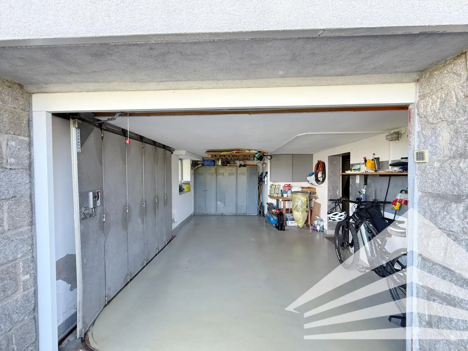 Großzügiges Mehrfamilienhaus in schöner Aussichtslage in Abwinden! 2 Garagen Plus Carport!
