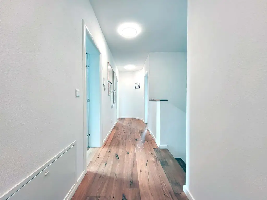 Ihr neues Zuhause: moderne Doppelhaushälfte auf großem Grundstück