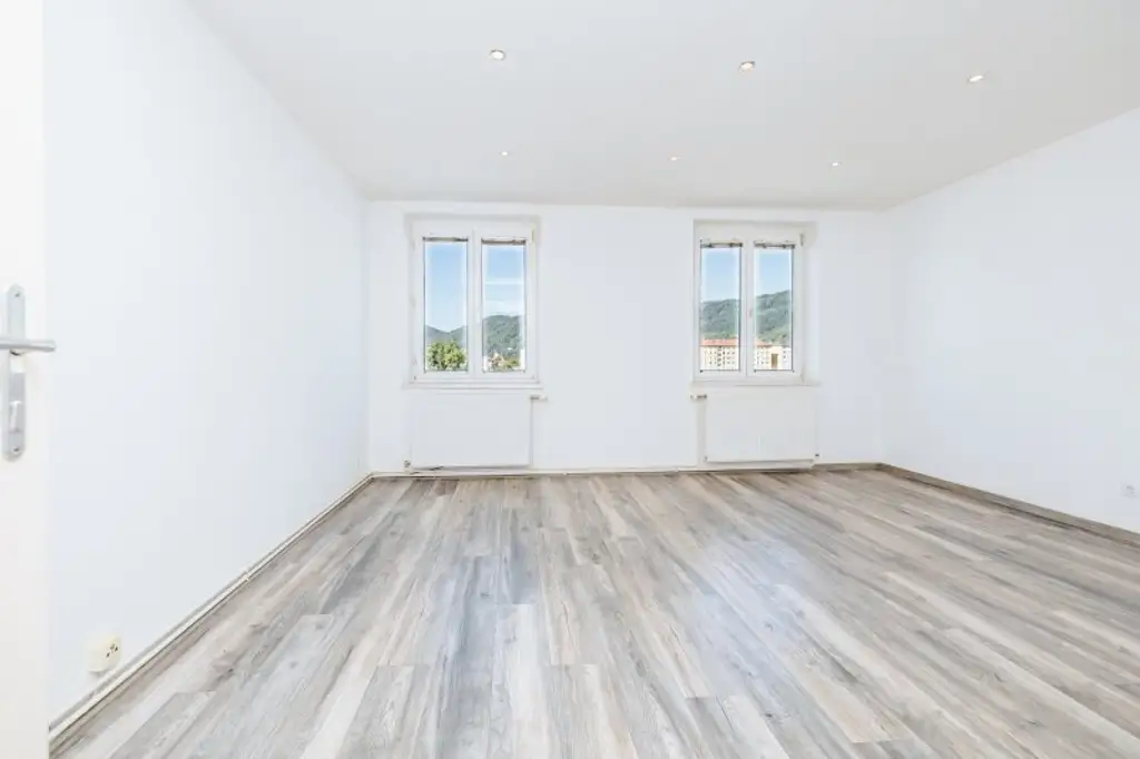 KEINE MAKLERGEBÜHR I MODERNISIERT I HOCHWERTIGE BADEWANNE I DESIGN-EINBAUKÜCHE I BAHNHOFSNAH I HAUSTIERFREUNDLICH I MODERNER WOHNSTIL I DURCHDACHTER GRUNDRISS I PROJEKT WOHNEN I