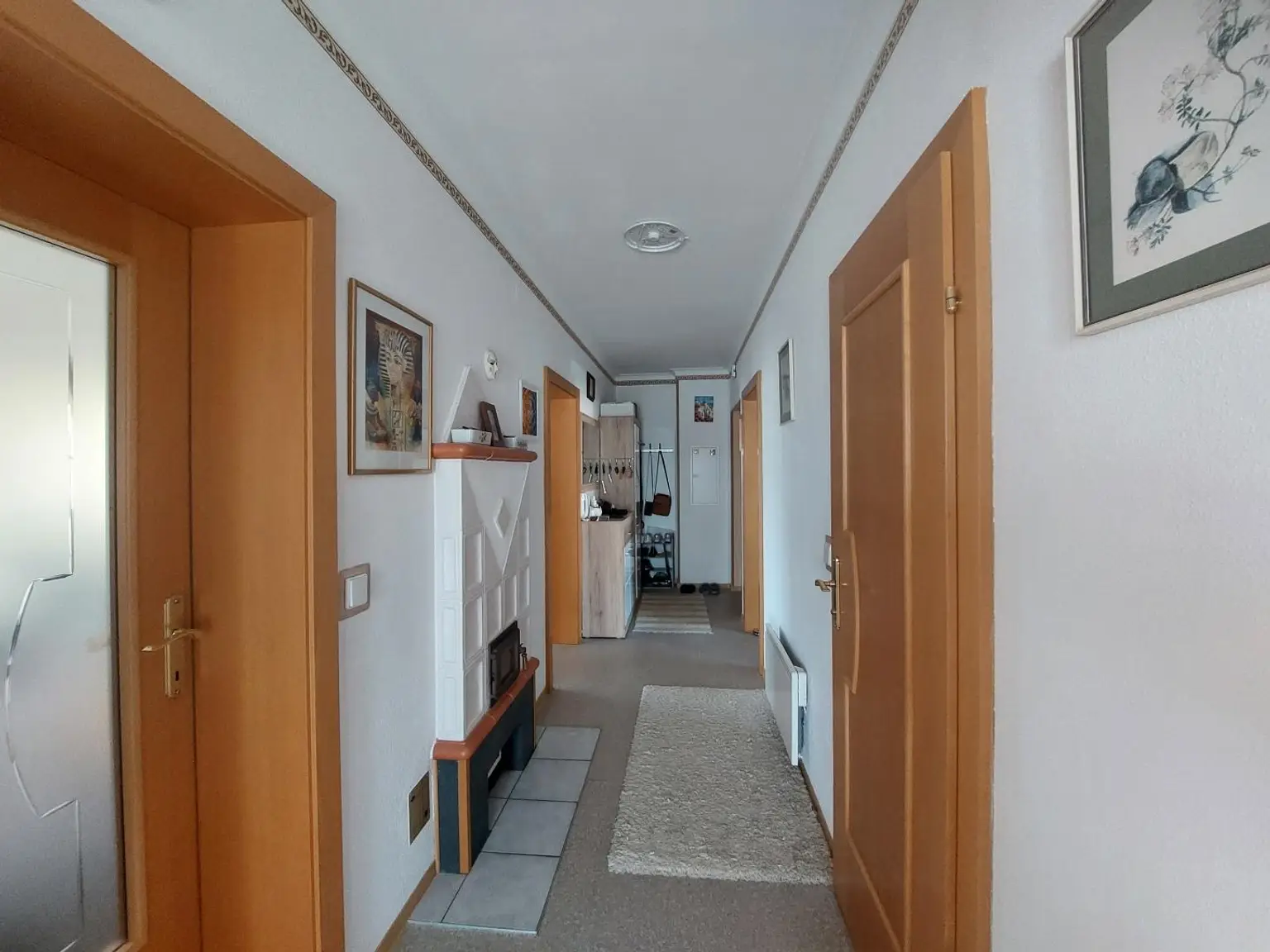 Vorzimmerblick in die Wohnung hinein
