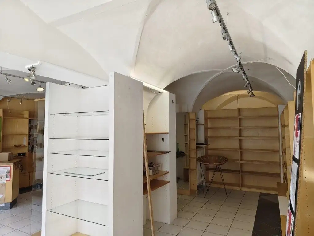 Geschäftsfläche Mitten am Kaiser-Josef-Platz - SOFORT VERFÜGBAR