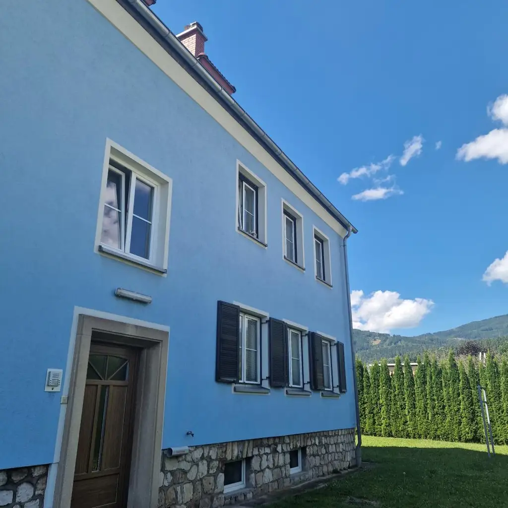 Gut aufgeteilte 3-Zimmer-Wohnung mit Terrasse und eigener Grünfläche