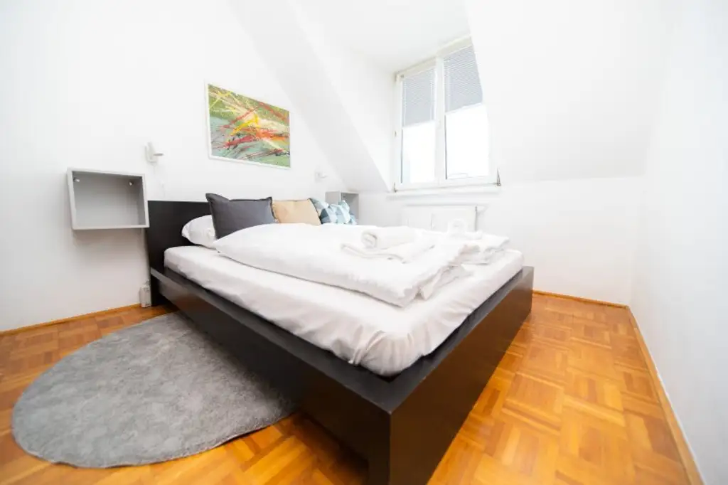 Charmante und helle Masionette-Wohnung ! Wunderschön möbliert !