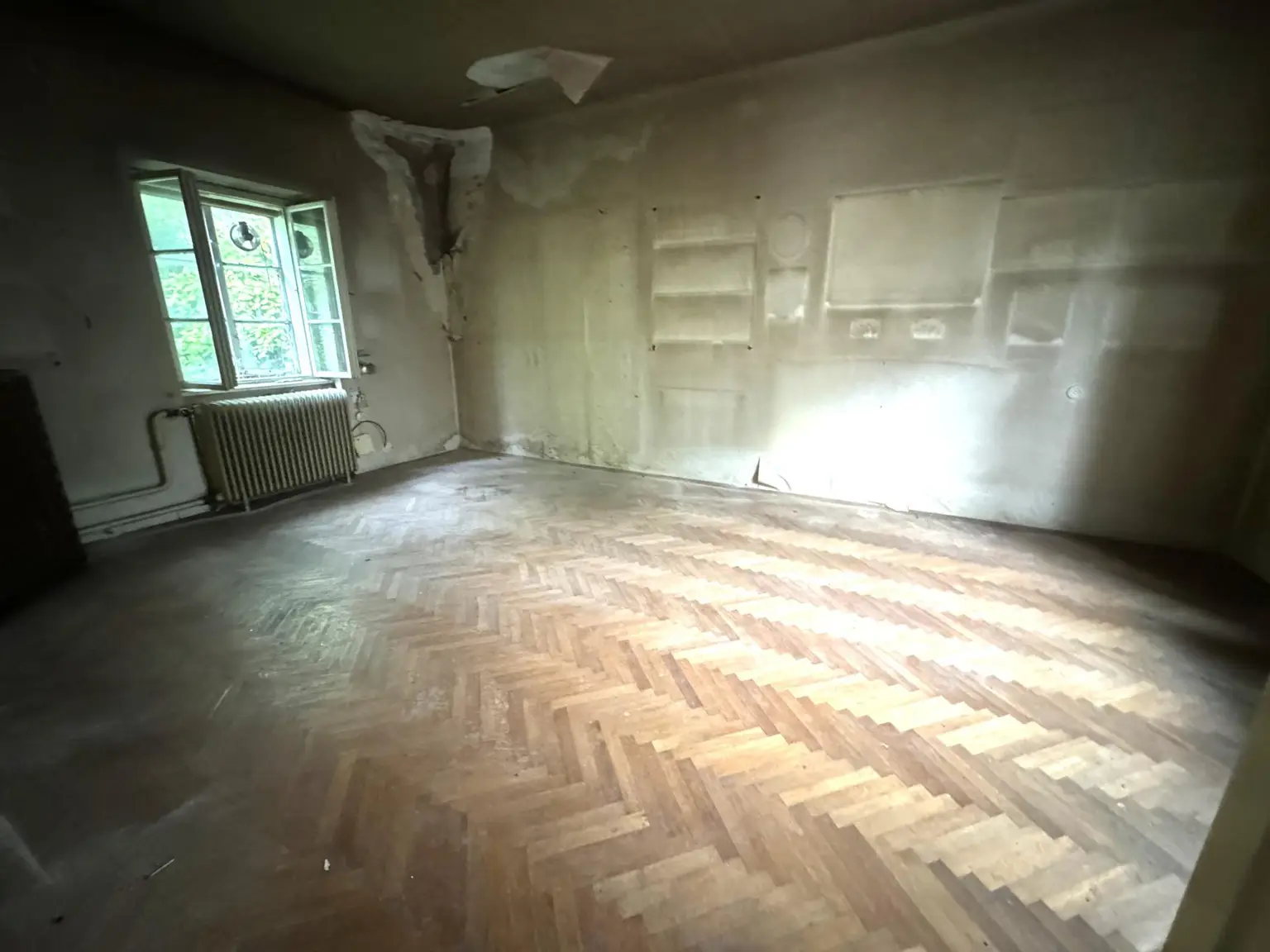 Sanierungsbedürftiges Einfamilienhaus mit schönem Garten in zentraler Lage!