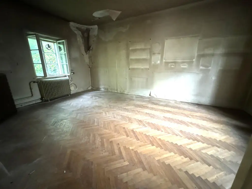 Sanierungsbedürftiges Einfamilienhaus mit schönem Garten in zentraler Lage!
