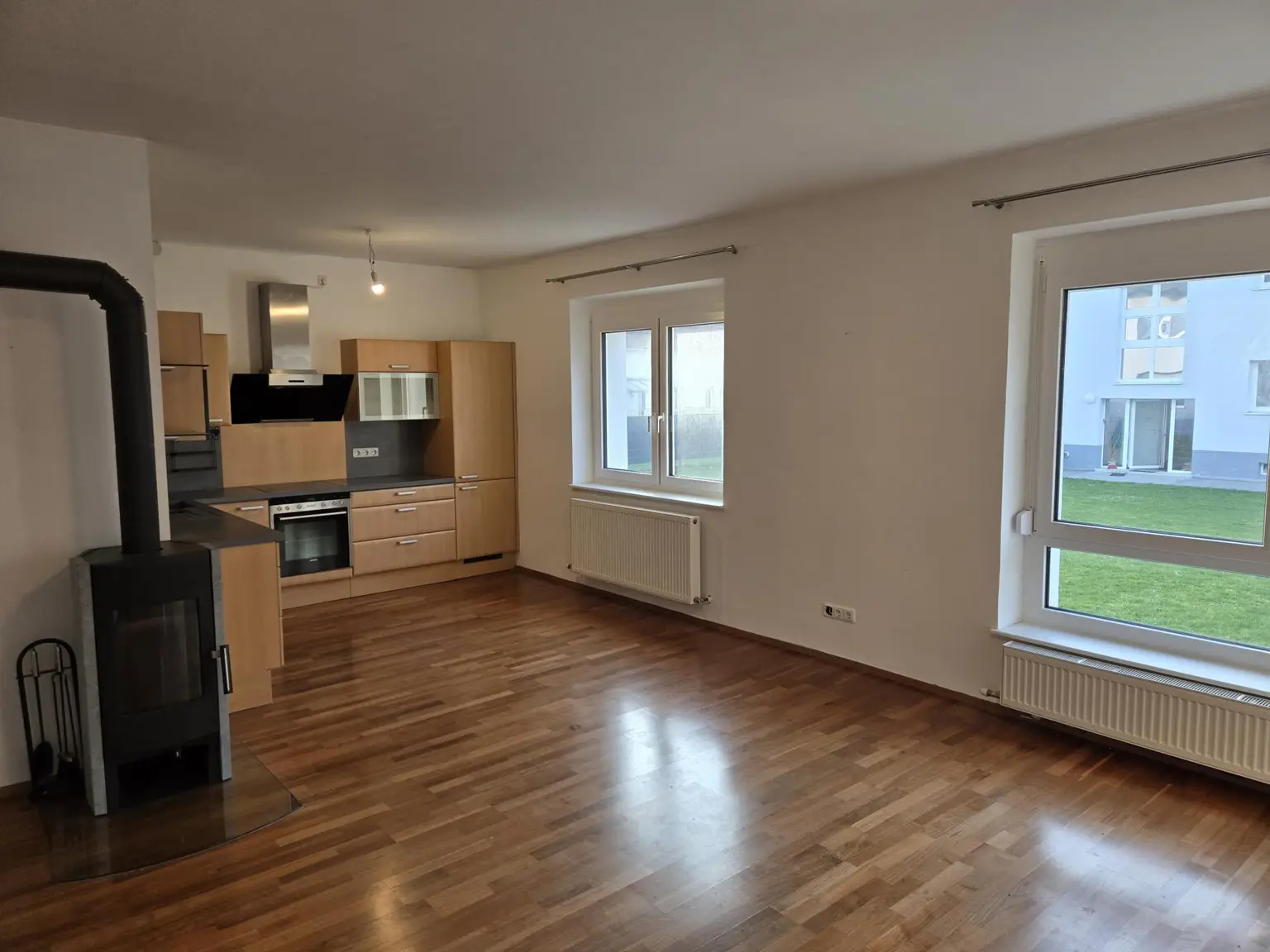 Helles Hauptzimmer mit 2 großen Fenstern