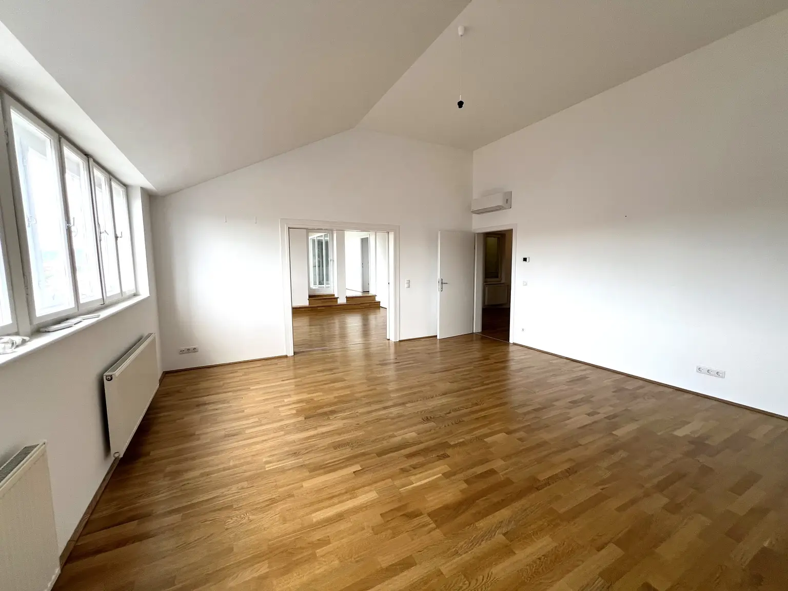 UNBEFRISTET: Wohnen in Bestlage: Attraktive klimatisierte Dachgeschoss-Wohnung in der Neubaugasse