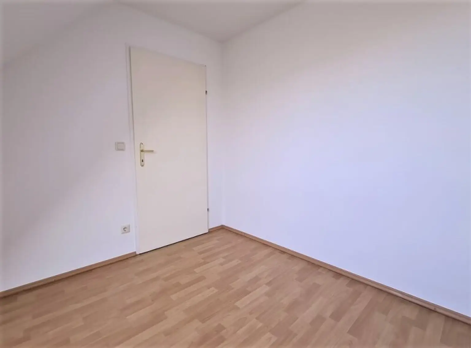 TERRASSENHIT, DACHGESCHOSS, 81 m2 Maisonette mit 12 m2 Terrasse, 3 Zimmer, Küche, Galerie, Wannenbad, Augarten-Nähe