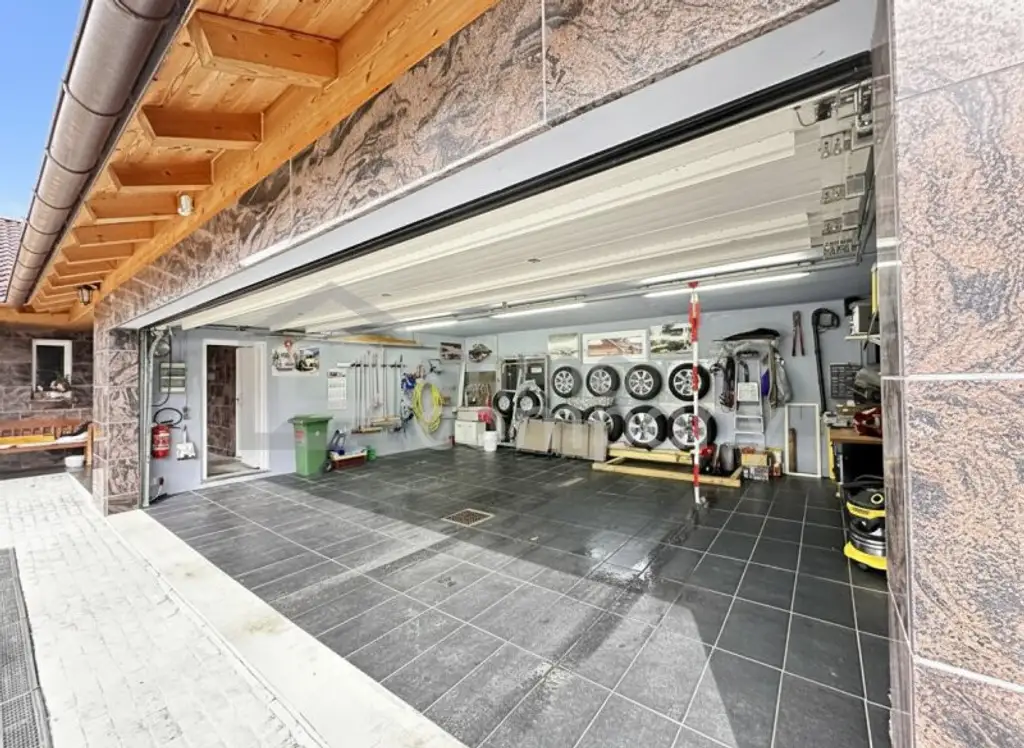 Unschlagbares Top-Angebot ! Luxuriöser Bungalow mit hochwertiger Ausstattung, in zentrumsnaher, sonniger Ruhelage in Hohenems, sehr geräumige Dreier-Garage mit Fernbedienung, großzügige Grundstücksfläche, ausgezeichnete…