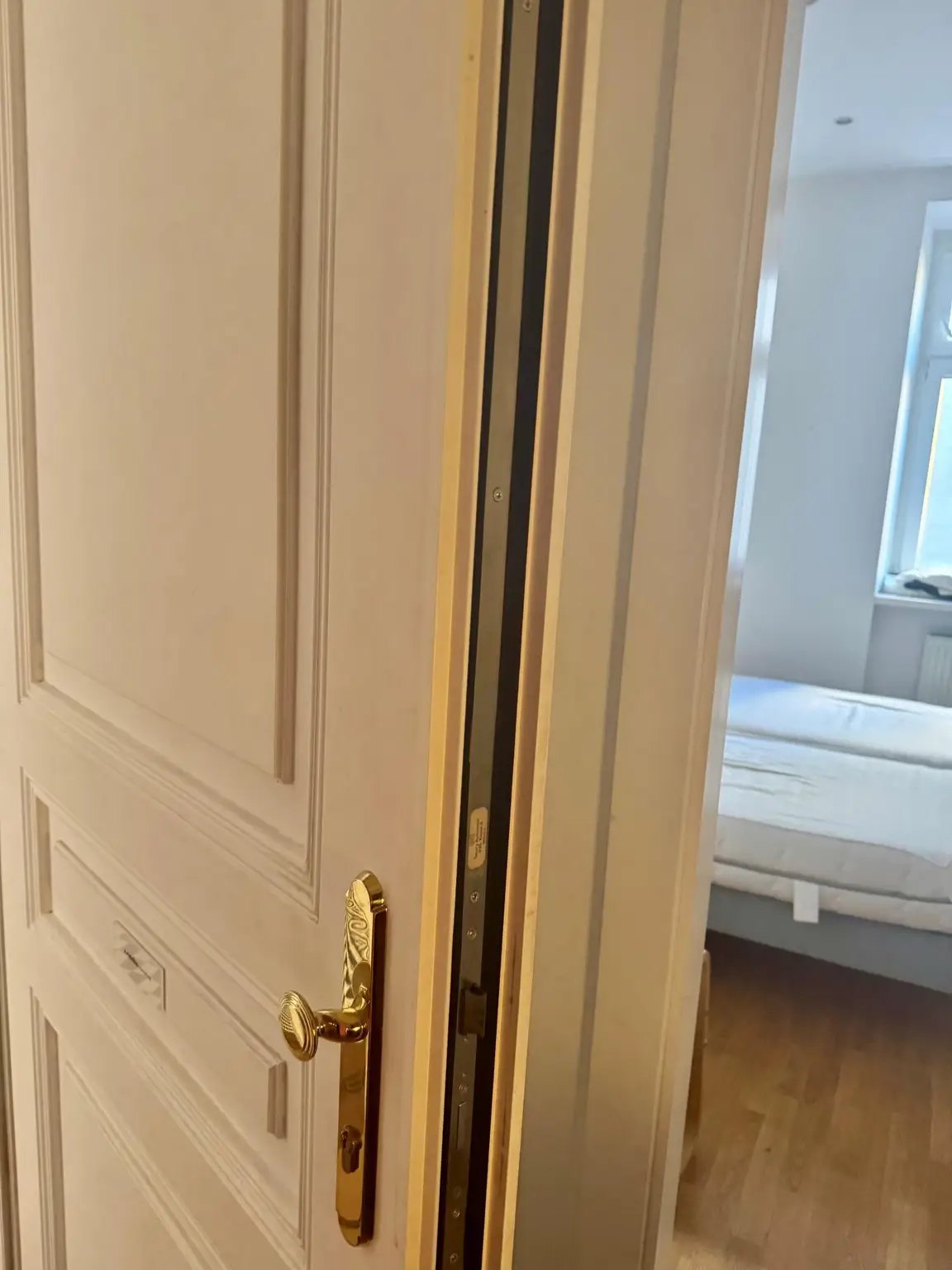 Altbaujuwel! Generalsanierte 3-Zimmer-Wohnung mit hofseitiger Loggia, nur 5. Min fußläfig zur U-Bahn und zum Schlosspark Schönbrunn!