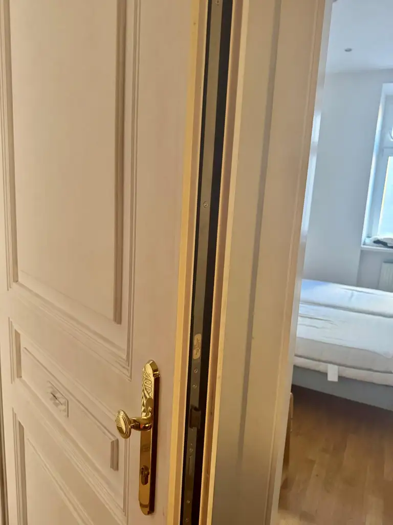 Altbaujuwel! Generalsanierte 3-Zimmer-Wohnung mit hofseitiger Loggia, nur 5. Min fußläfig zur U-Bahn und zum Schlosspark Schönbrunn!