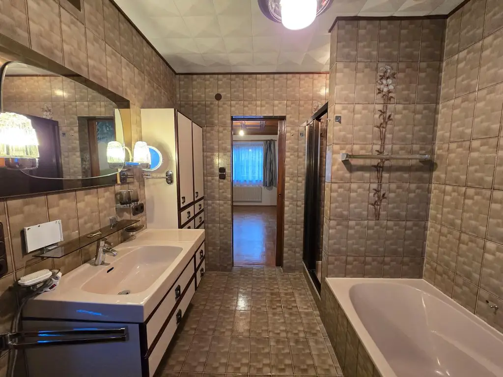 Haus mit zwei Wohneinheiten und Gartenidylle