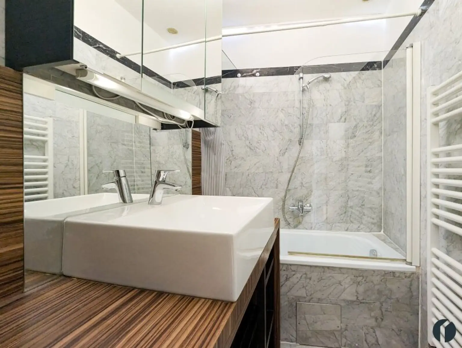 Badezimmer mit Wanne u. Waschmaschine