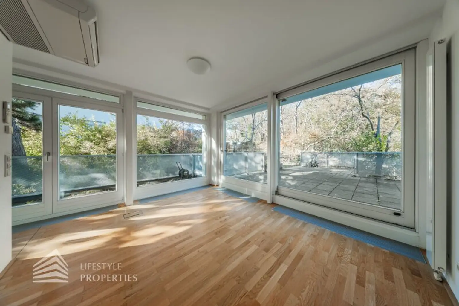 Wunderschöne 5 - Zimmer Wohnung mit Terrasse und Garten