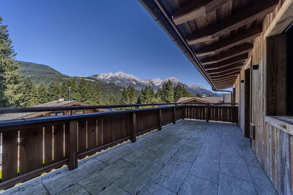 Exklusives Doppelhaus mit Gewerbefläche und Outdoor-Pool in sehr ruhiger Lage