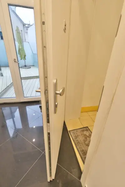 SIEBENBRUNNENPLATZ: Wohnküche + 2 Zimmer + 32 m² Terrasse (neben neuer U2-Station Reinprechtsdorfer Straße)