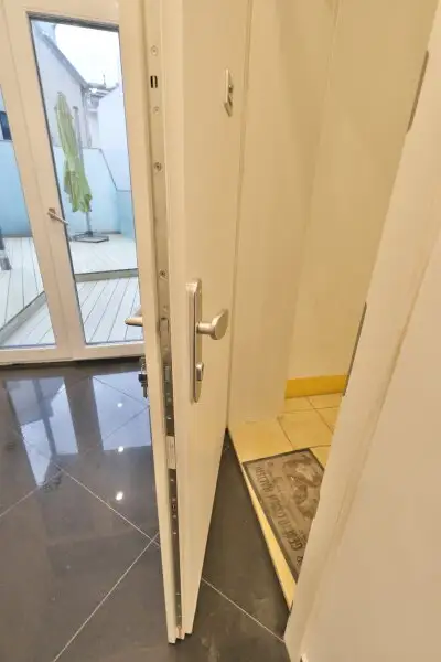 SIEBENBRUNNENPLATZ: Wohnküche + 2 Zimmer + 32 m² Terrasse (neben neuer U2-Station Reinprechtsdorfer Straße)