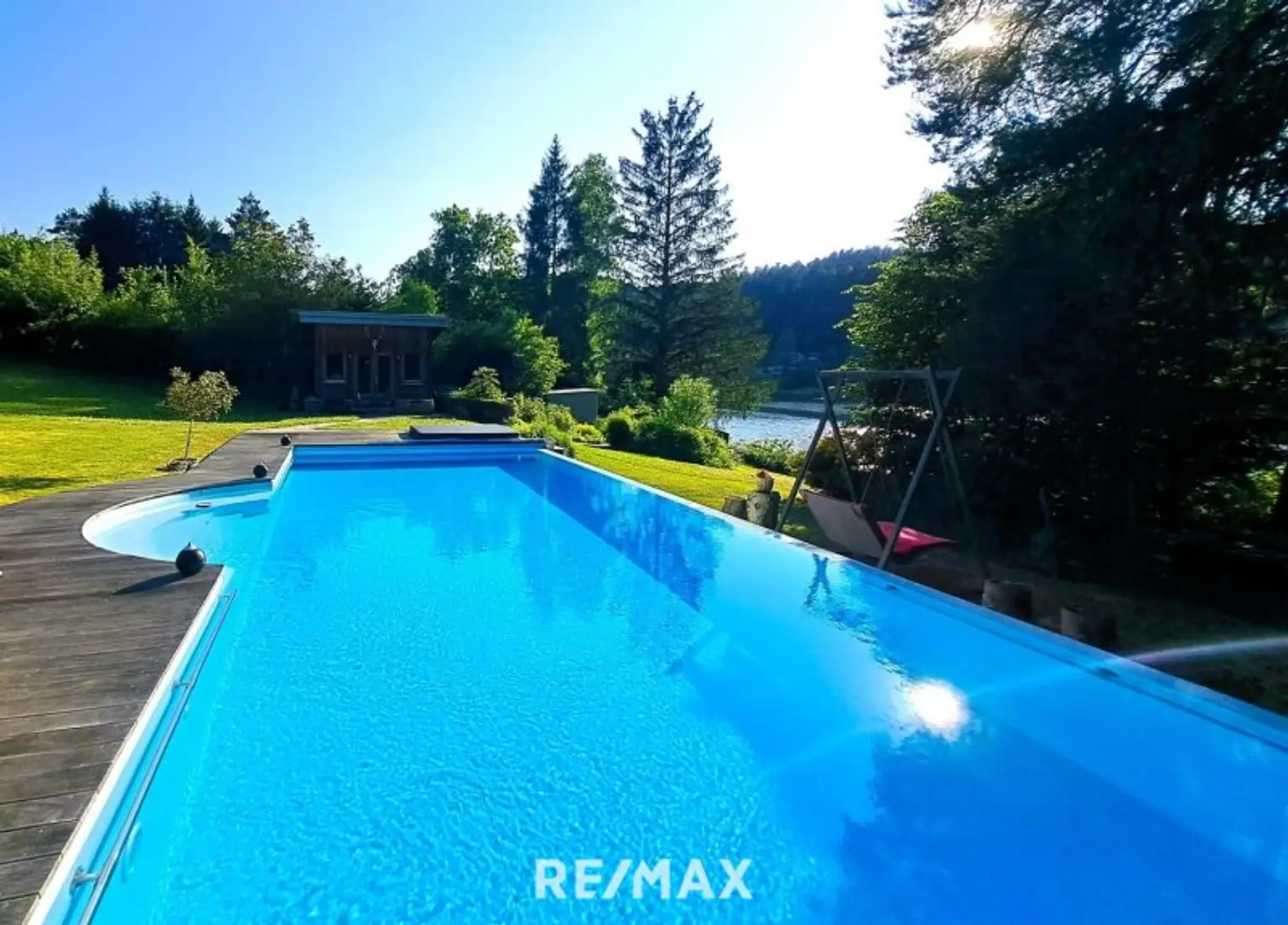 Pool mit Blick zu Musentempel und See