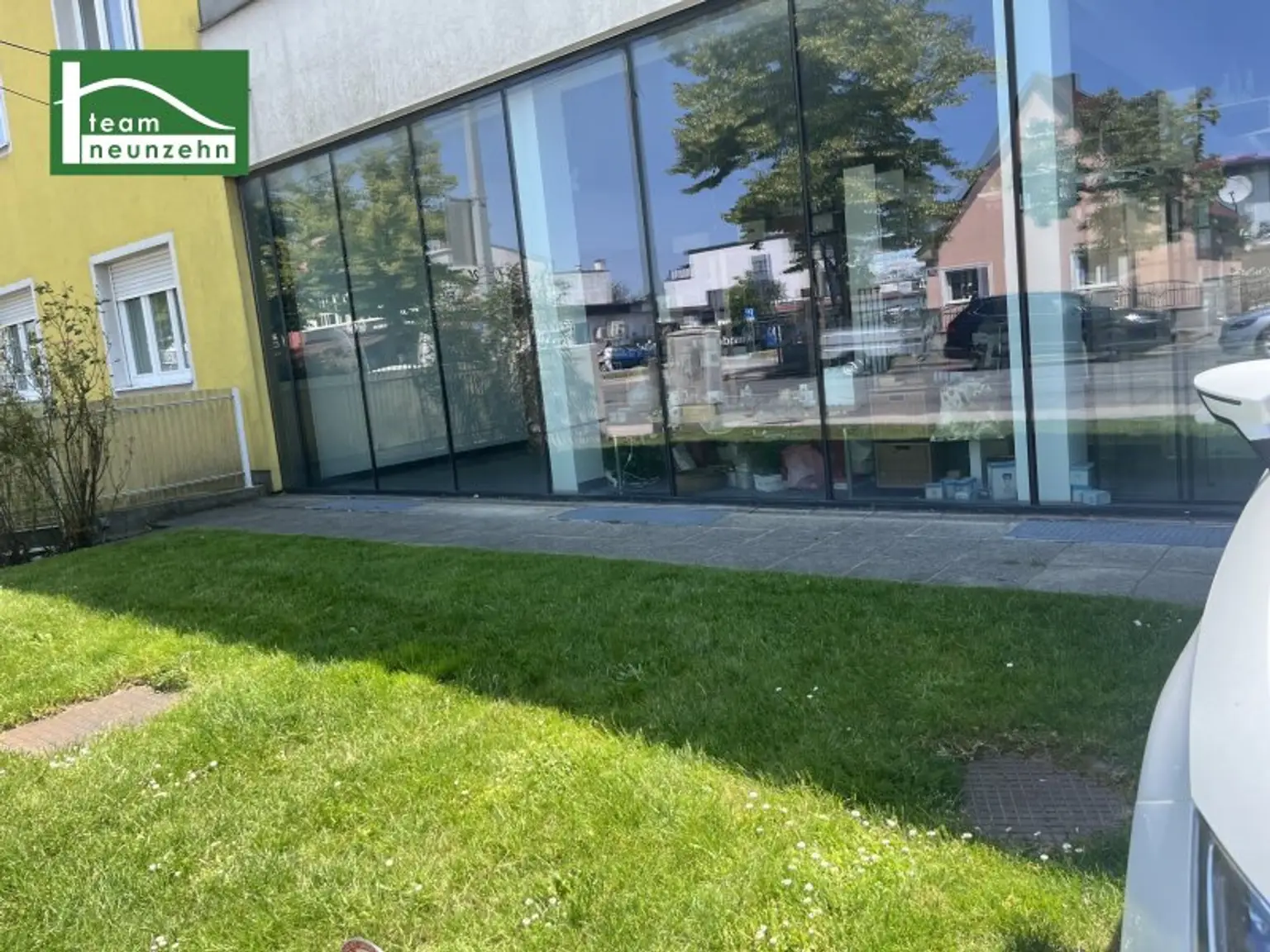 Neubau BJ 2009,  Mehrfamilienhaus mit 2 bis 4 Wohnungen (über je 90m² ), einem Büro im EG mit 3,20 Raumhöhe, voll unterkellert mit FB-Heizung und RH von 2,85 Meter. Aufstockung & Zubau möglich!
