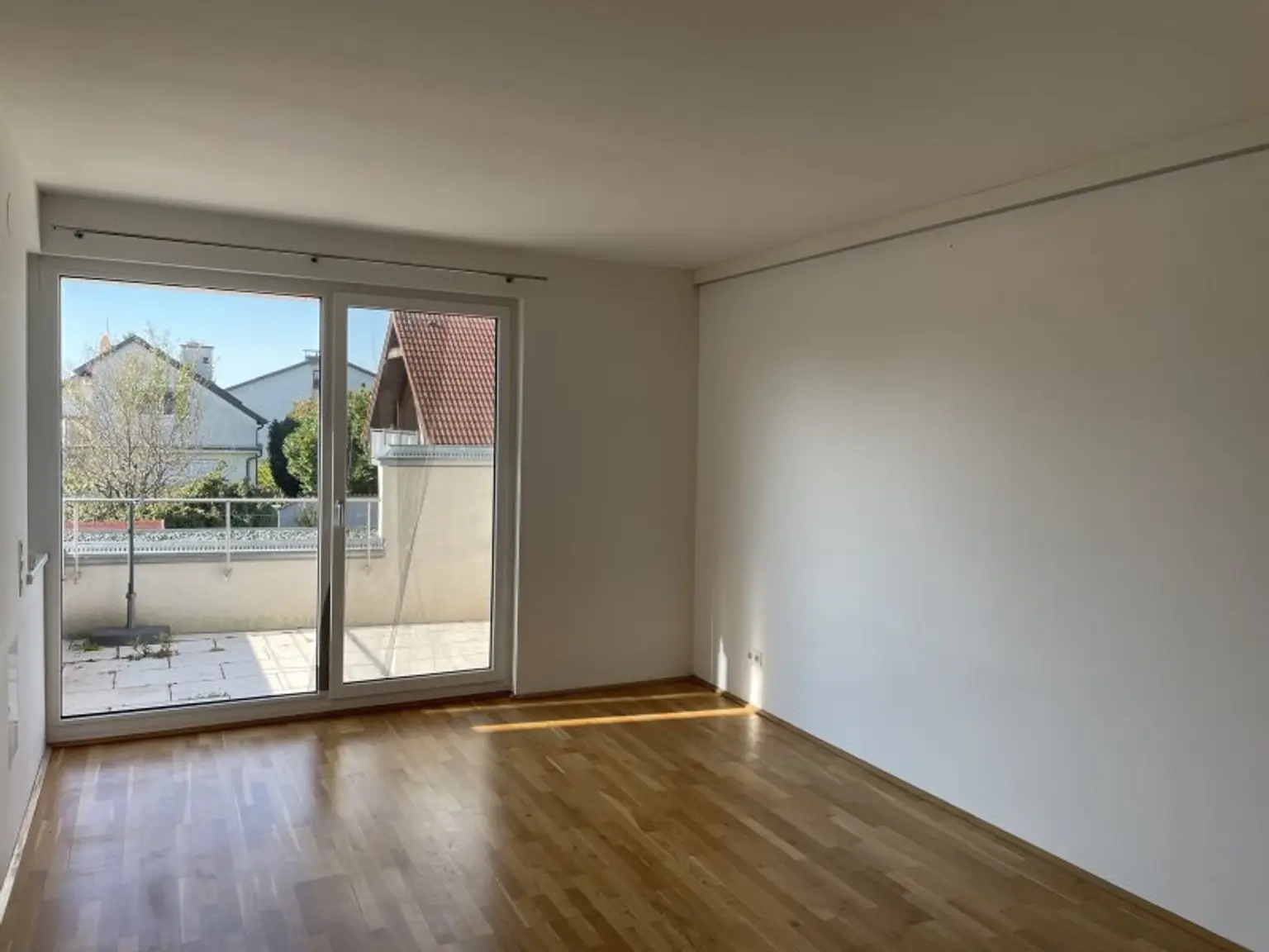 TOP 2-ZIMMMER-WOHNUNG ++ TERRASSE MIT FERNBLICK/GARAGE ++ NÄHE SCHWECHAT!