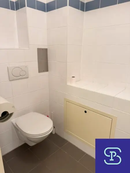 Toilette mit Waschbecken