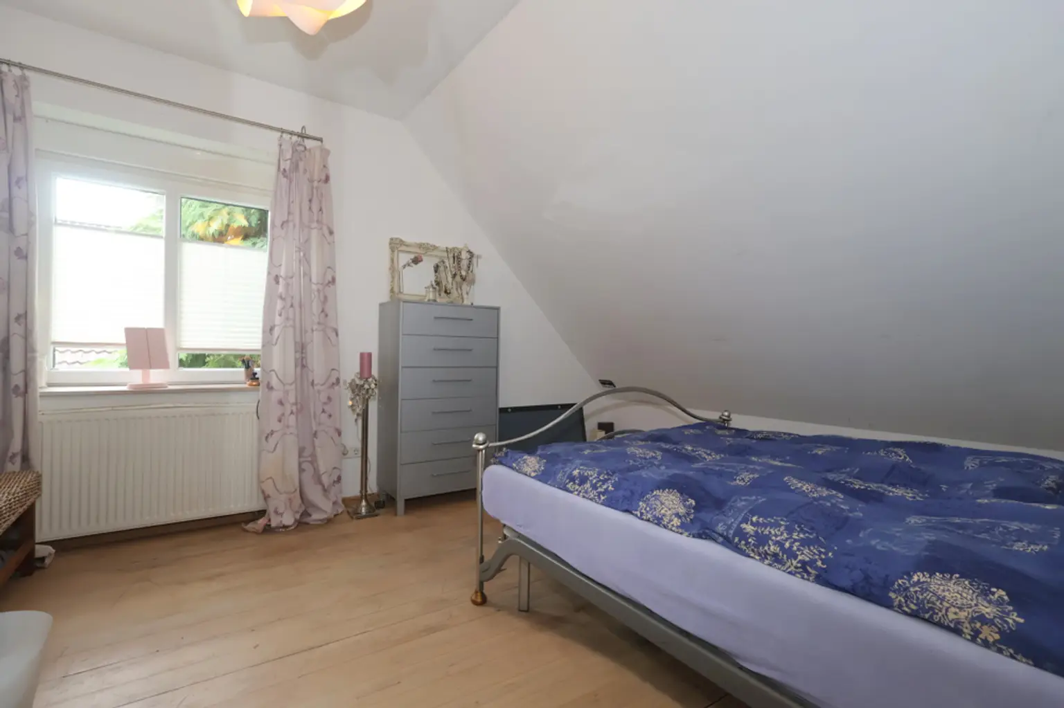 Schlafzimmer DG