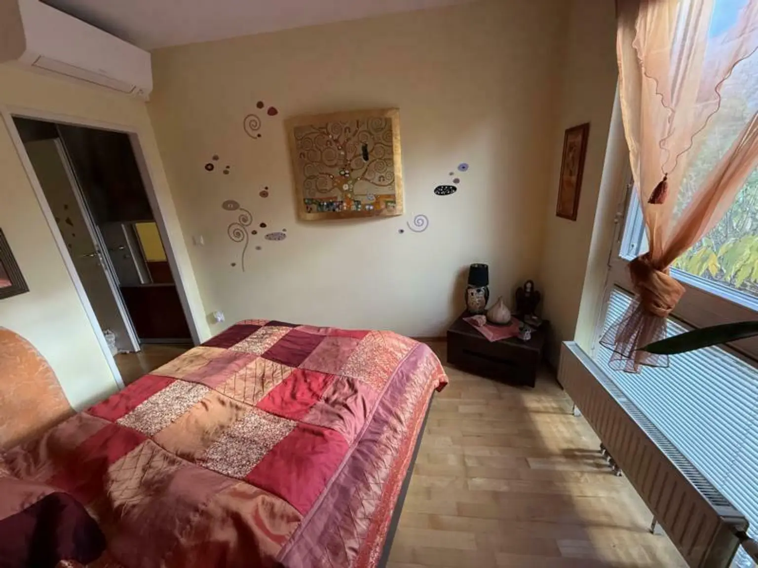 Schlafzimmer mit Schrankraum