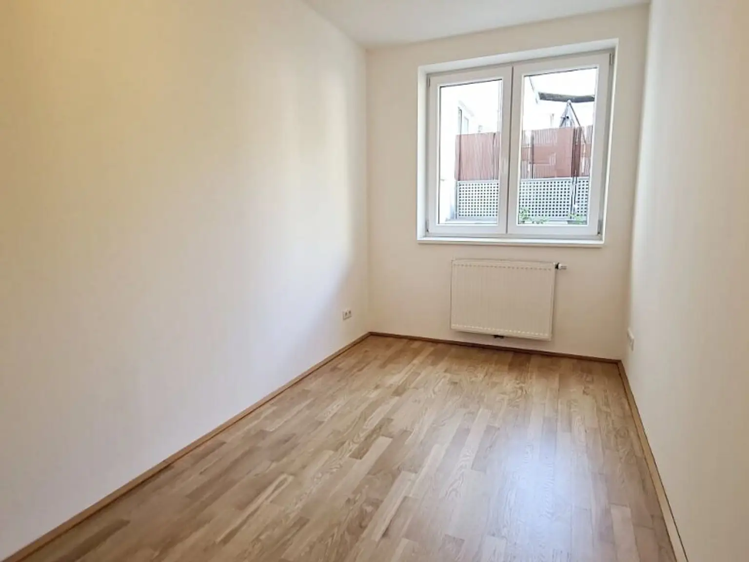 EIGENGARTEN, LORYSTRASSE, 75 m2 Neubau mit 23 m2 Garten, 2 Zimmer, Wohnküche, Wannenbad, Parketten, 1. Liftstock