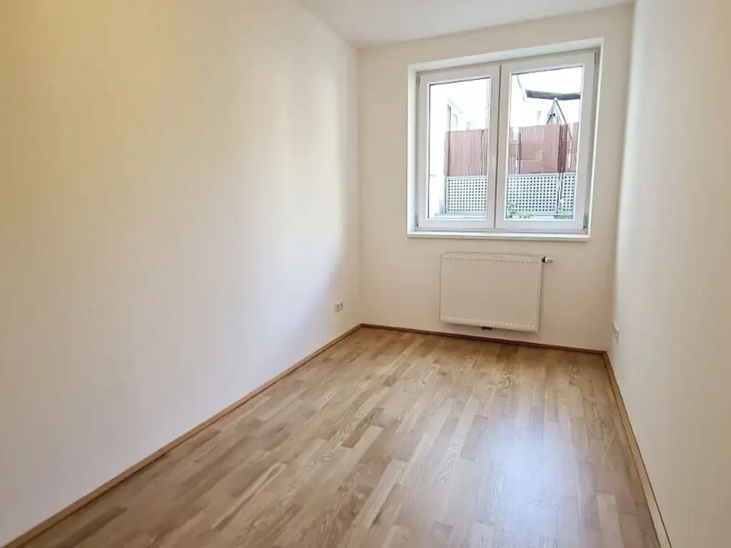 EIGENGARTEN, LORYSTRASSE, 75 m2 Neubau mit 23 m2 Garten, 2 Zimmer, Wohnküche, Wannenbad, Parketten, 1. Liftstock
