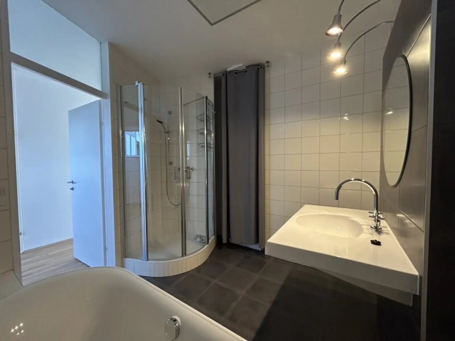 DACHGESCHOSS + 42m² TERRASSEN + FERNSICHT + SONNIG + RUHELAGE + TOPZUSTAND!