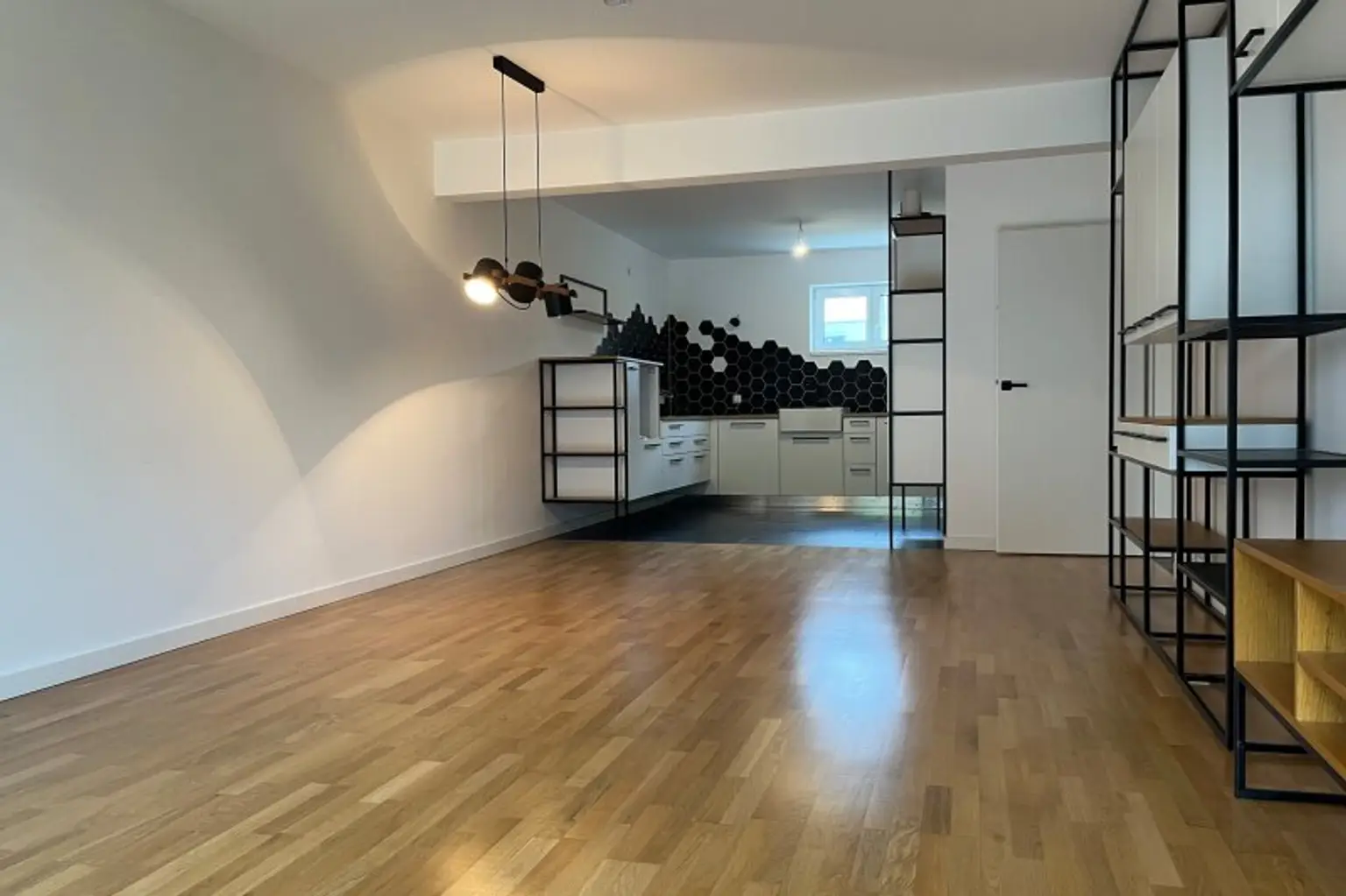 Wohnzimmer mit offener Küche