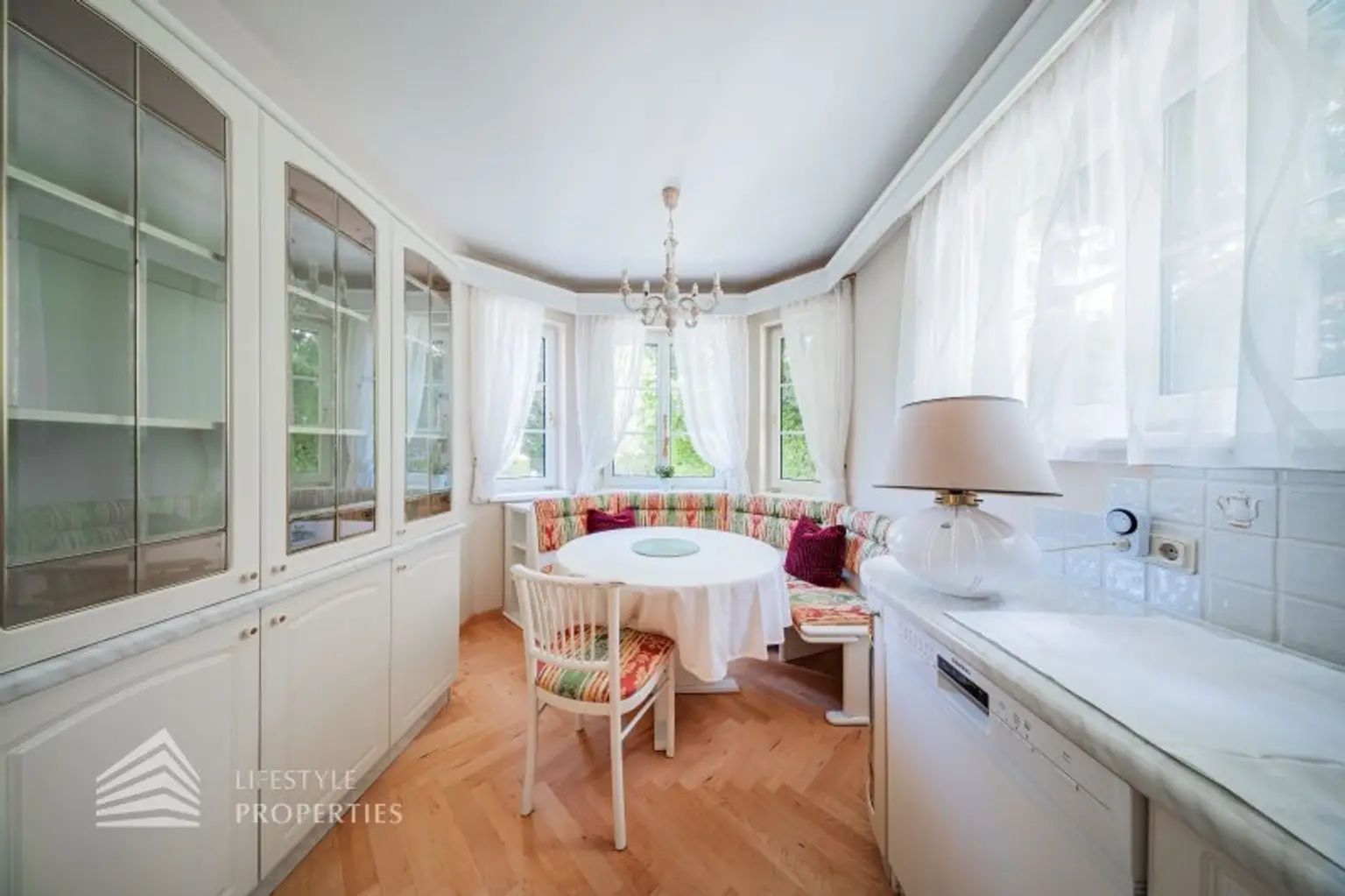 Beeindruckende Villa mit gepflegten Garten und Pool