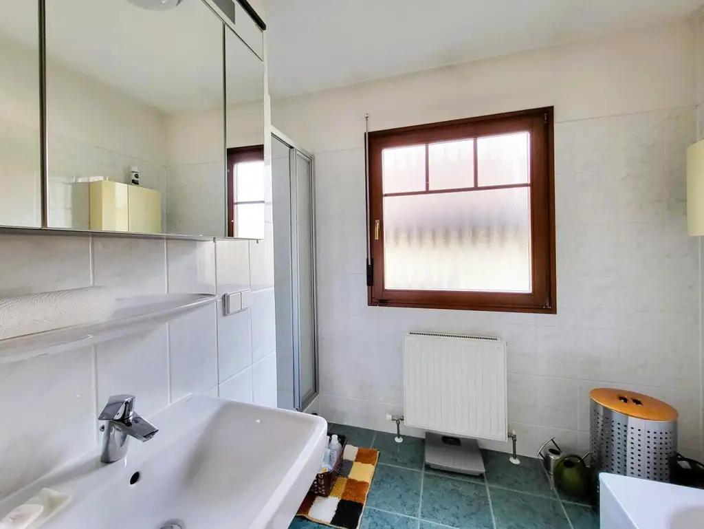 GUT GELEGENES HAUS MIT PFLEGELEICHTEM GARTEN IN BRUNN AM GEBIRGE