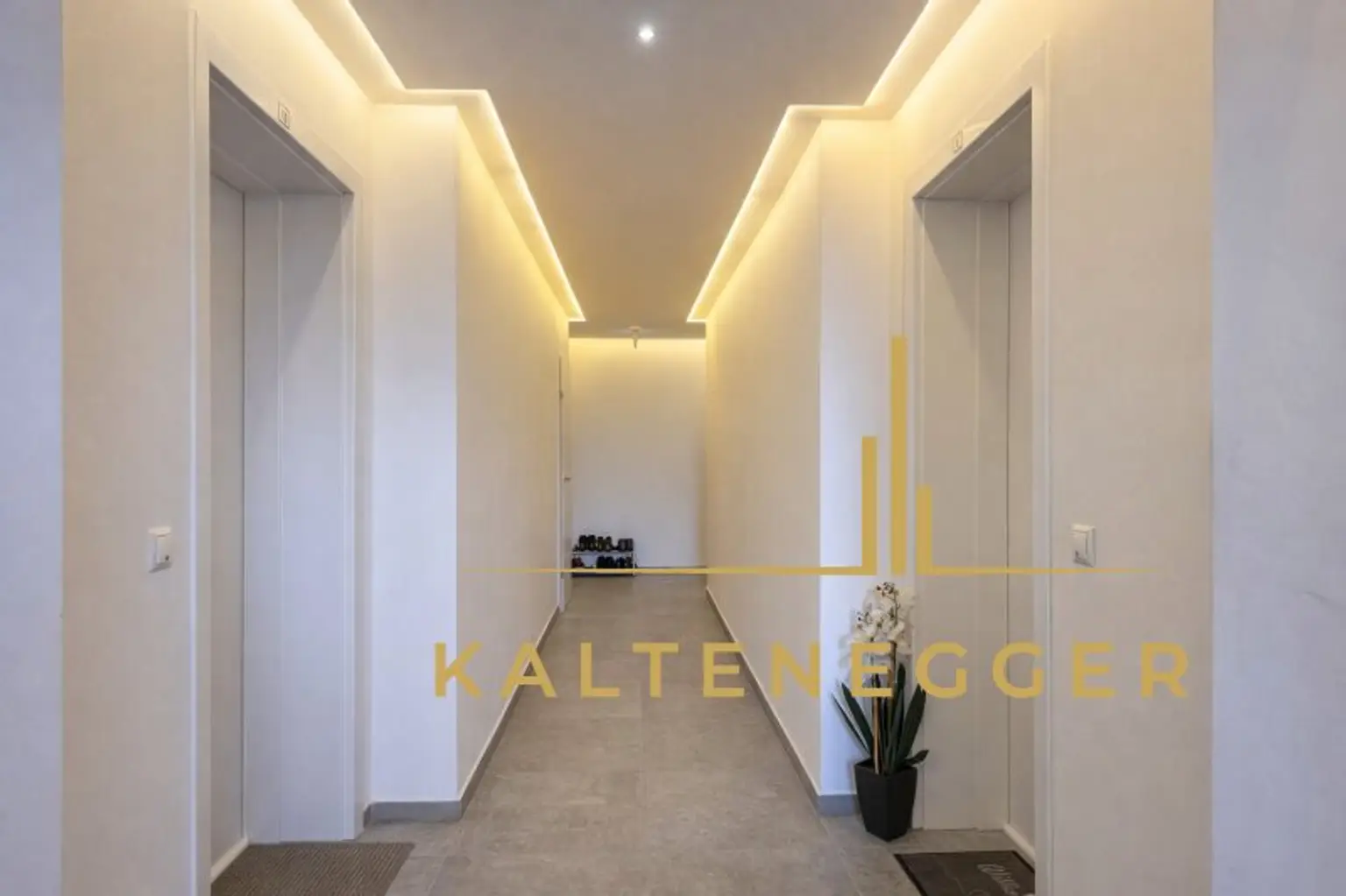 Gang vor der Wohnung - Wohnungstüre 1. Türe links