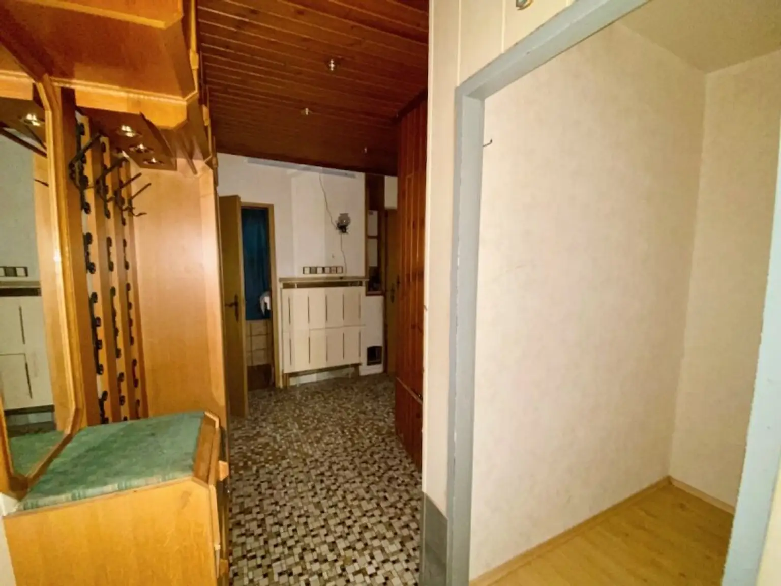 4 ZIMMER-Wohnung zu SANIEREN mit HOFSEITIGER LOGGIA