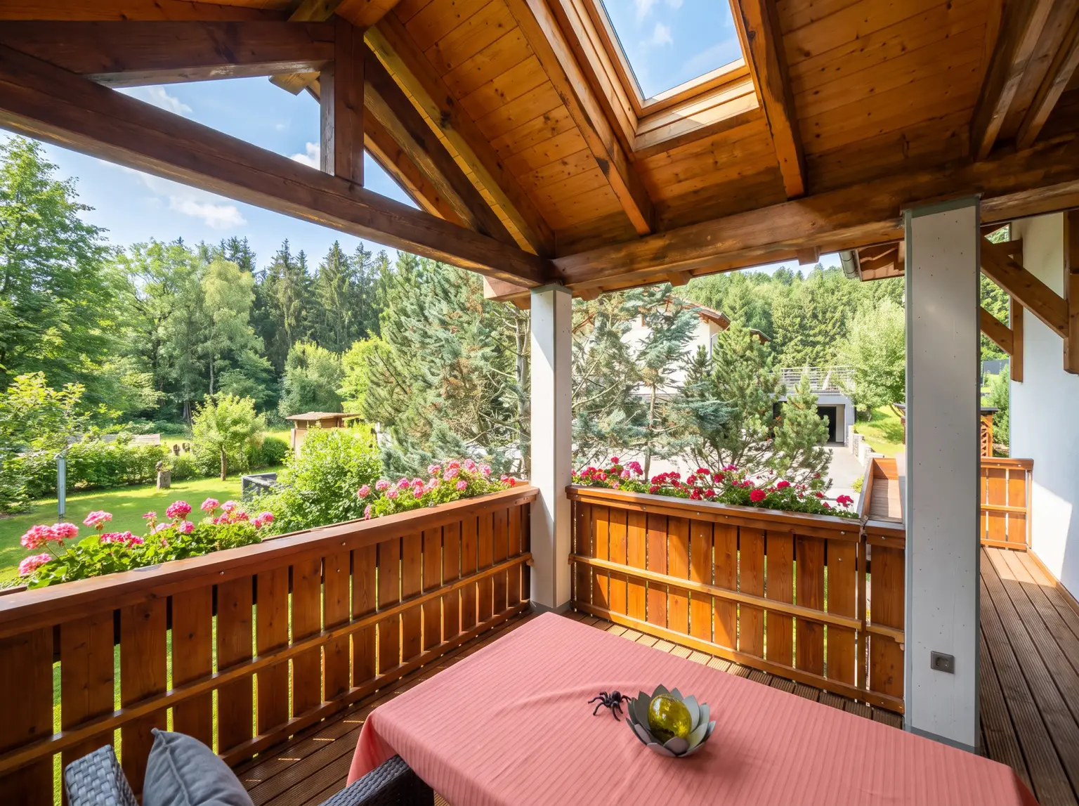 überdachter Balkon von Wohnzimmer begehbar